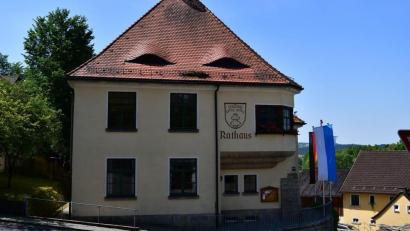 Bild: Hubert Kraus/exb
Der Gemeinderat Pullenreuth hat den Haushalt für 2025 mit einem Gesamtvolumen von fast 11 Millionen Euro verabschiedet.
