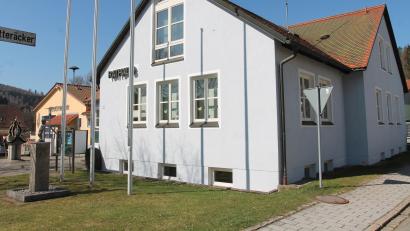 Bild: pi
Rechts neben dem Brunnen am Rathaus soll der Container für den Dorfladen in Georgenberg aufgestellt werden.