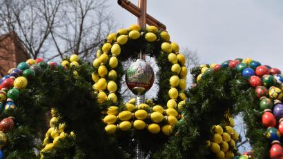 Bild: hcz
Die Krone des Osterbrunnens schmücken vier Straußeneier.