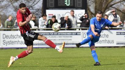 Bild: ham
SC-Spieler Jamal Dubois (links) will einen Schuss von Jeremy Schmid vom SV SAD-Ettmannsdorf verhindern. Der SC Luhe-Wildenau gewann das Derby klar mit 3:0.