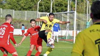 Archivbild: Hubert Ziegler
Maximilian Witzel, hier im Spiel gegen den FC Passau, gelang bei der 1:5-Niederlage in Landshut der einzige Amberger Treffer.