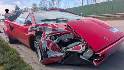 Bild: Polizeiinspektion Cuxhaven
Ein Mann ist bei Cuxhaven mit seinem Lamborghini Countach verunglückt.