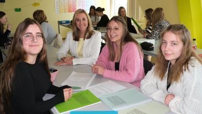 Bild: Hirsch
Kultusministerin Anna Stolz (Mitte) nimmt sich beim Besuch der Döpfer-Schulen in Schwandorf Zeit für ein Gespräch mit den Schülerinnen Katharina Füßl, Nina Faderl und Ida Braden (von links).