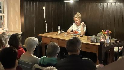 Bild: Karin Wilnauer/exb
Vor zahlreichen Besuchern stellt die Hamburger Autorin Eva Lohmann ihren neuen Roman „Wie Du mich ansiehst“ vor.