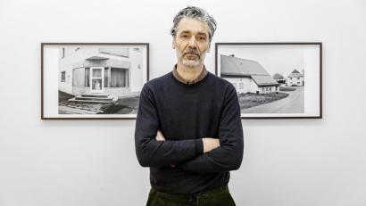 Bild: Marcus Rebmann/exb
Olaf Unverzart präsentiert seine "Fotografien aus dem Oberpfälzer Grenzland" im Luftmuseum Amberg.