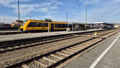 Bild: Hösamer
Der Bahnhof Schwandorf liegt an den Strecken Nürnberg-Furth im Wahl und Regensburg-Hof. Beide sollen in den kommenden Jahren elektrifiziert werden. Dazu sind Stromtrassen nötig, die die Energie zum Gleis bringen.