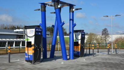Bild: jr
Fertiggestellt sind insgesamt 24 Stromladestationen für E-Autos an der Ludwig-Erhard-Straße in Mitterteich. Folgen werde noch die Überdachung, wie es im Bauausschuss hieß.