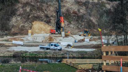 Bild: Stephan Huber
Für die Westumgehung Kümmersbruck wird gerade eine 132 Meter lange Brücke gebaut. Derzeit werden die Fundamente gesetzt.