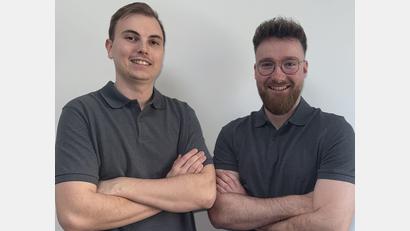Bild: Physiotherapie Breinbauer &amp; Strehl
Gabriel Breinbauer und Bastian Strehl (von links) bilden ab sofort zusammen mit Alfred Breinbauer die neue Praxisgemeinschaft, deren Räume gründlich renoviert worden sind.