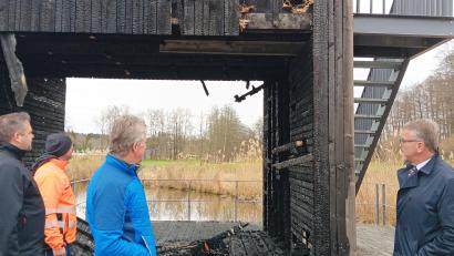 Bild: as
Der Holzbau ist nicht mehr zu retten. Am Brandort schauten sich (von links) Thomas Sladky und Matthias Haulena von der Feuerwehr, Vinzenz Rahn vom Förderverein Fischhofpark und Bürgermeister Franz Stahl um.