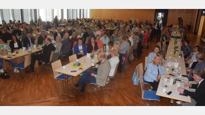 Bild: fz
300 Gäste kamen zum Landfrauentag in die Stadthalle Neustadt. Nur die wenigsten wussten, dass es im Vorfeld und im Nachklang im Rathaus zum Teil heftige Diskussionen um die Hallenmiete gab.