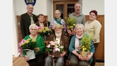 Bild: Stefanie Scherr
Bürgermeister Walter Schauer, Marianne Dirscherl, Brigitte Scherr, Michael Klonner (in Vertretung für Christine Klonner), 1. Vorstand GOV Angelika Failer, (oben von links), . Anna Schwendner, Wilhelm Nirschl, Margarethe Greber (unten von links).