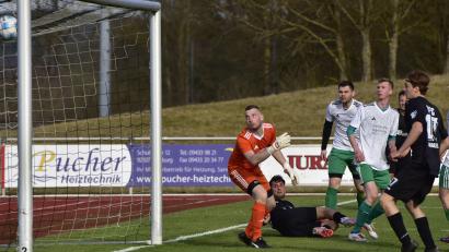 Bild: ham
Der 1. FC Schwarzenfeld (schwarze Trikots) erhöht in dieser Szene gegen den TSV Stulln auf 5:0. Schon übernächstes Wochenende könnten der FC die Meisterschaft eintüten.