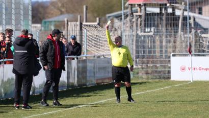 Bild: Dieter Jäschke
Ja, auch Fußball-Trainer leben in der heutigen Zeit gefährlich: Hier erwischt es Eugenio Wild, den Trainer der SpVgg Pirk, der die Gelbe Karte sieht.