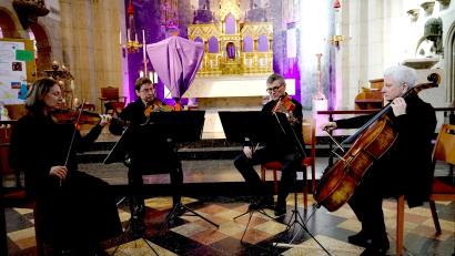 Bild: Stefan Schultes
Das Streichquartett, bestehend aus Johanna Luther (erste Violine), Konstantin Thomas (zweite Violine), Christoph Thomas (Viola) und Janusz Skutella (Violoncello), berührte mit seiner Darbietung von Haydns "Sieben letzte Worte" viele Zuhörer.