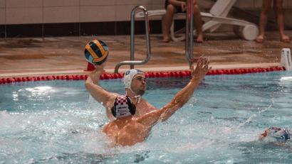 Bild: Christina Rathgeber/exb
Dennis Reichert (am Ball) und die Wasserballer des SV Weiden unterlagen Post-SV Nürnberg in der heimischen Thermenwelt.