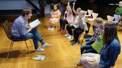 Bild: do
Die Kids fesseln bei der Nacht der Eschenbacher Bibliothek die Geschichten aus Grimms Märchen, vorgetragen von Martina Steppert