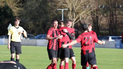 Bild: Dieter Jäschke
Der SC Eschenbach durfte gegen den TSV Reuth einen 2:1-bejubeln: Julius Richter (Dritter von links) erzielte beide Treffer.