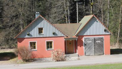 Bild: pi
Das Feuerwehrhaus Neuenhammer ist noch zu klein. Hier wird zuerst der noch anzuschaffende MTW stationiert, nach dem Anbau wechselt das TSF-W von Georgenberg nach Neuenhammer.