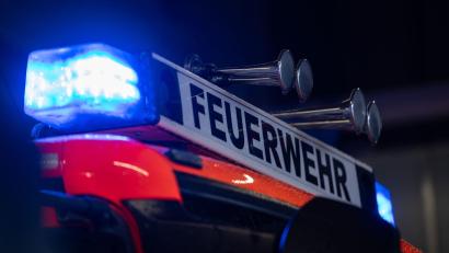 Symbolbild: Marijan Murat/dpa
In Laubberg hat ein Müllhaufen angefangen zu brennen. Die Feuerwehr hatte das schnell im Griff.