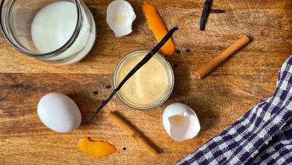 Bild: knz
Ein bisschen Milch, ein paar Gewürze und ein ganzer Haufen Handarbeit gehören in den selbstgemachten Eierlikör.