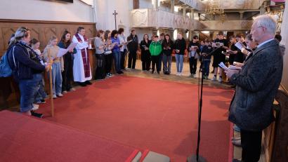 Bild: Fred Lehner
Im Altarraum der evangelischen Kirche St. Johannes Baptista versammelten sich junge Christen und Gläubige zu Beginn des ökumenischen Jugendkreuzweges.