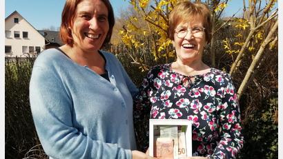 Bild: Melanie Lederer
Monika Hirmer (rechts) hatte sich zum 70. Geburtstag Geld für die Diakonie gewünscht. Deren Vertreterin Karin Weber (links) freute sich über dieses besondere "Geburtstagsgeschenk". .