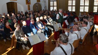 Bild: dob
Kein Platz bleibt im Rathaussaal beim Jubiläumskonzert der Vohenstraußer Blasmusik unbesetzt. Die Zuhörer erleben einen wunderbaren bunten Melodienstrauß. Seit 25 Jahren gehören die Musikanten zum musikalischen Aushängeschild der Stadt.
