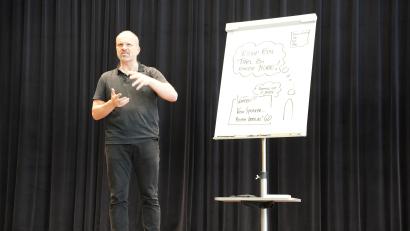 Bild: Laura Kohl/exb
Key-note-Speaker Benno Löffler räumt während seines Vortrags mit Methodengläubigkeit auf.