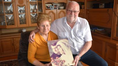 Bild: jr
Erika und Josef Fennerl feierten am Samstag Goldene Hochzeit, hier mit einem Hochzeitsbild vom April 1975.