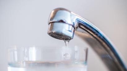 Bild: Lino Mirgeler/dpa
Aktuell kommt es zu einem Druckabfall im städtischen Wassernetz in Neustadt Ursache ist ein Bruch der Hauptversorgungsleitung. Auch in der Gemeinde Theisseil gibt es Probleme.