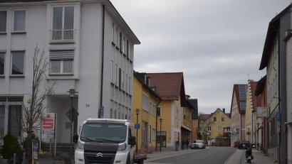 Bild: bnr
Die Parksituation in der Hauptstraße soll sich künftig durch entsprechende Markierungssysteme verbessern. Über die genaue Art der Markierung entscheidet der Bauausschuss.
