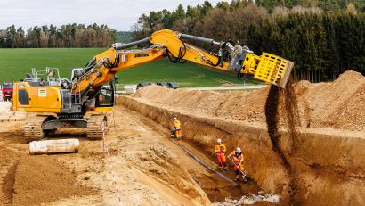 Bild: Hösamer
Ein Bagger verteilt feines Erdreich im Kabelgraben. In „offener Bauweise“ haben nahe Pfreimd die Arbeiten für den Süd-Ost-Link begonnen.