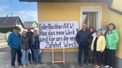 Bild: Karl Hermann
Die Mitglieder der neu gegründeten Interessengemeinschaft Kaolinstraße sind (von links) Heinrich Kraus, Sissi Schmid, Karl Hermann, Andrea Hermann, Jürgen Klementa, Steffi Klementa, Anita Legien, Bernd Borchert und Erna Märkl.