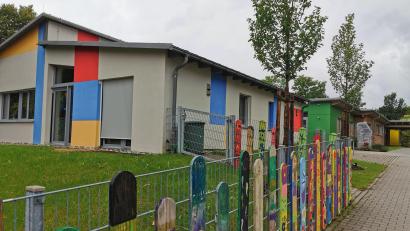 Archivbild: Portner
Der Stadtrat Schönsee spricht sich für einen Anbau an den Giebel der Kinderkrippe der Katholischen Kirchenstiftung aus; im Hintergrund der Kindergarten..
