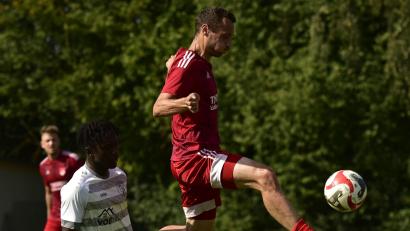 Bild: mhs
Sebastian Sebald (rechts) ist hier vor dem Tännesberger Aboubacar Fanneh am Ball. Das Hinspiel in der Liga gewannen die Pfreimder mit 2:0.