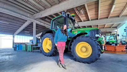 Bild: Jürgen Lenkeit/fph
Annalena Kellner, Auszubildende der Landwirtschaft, am Rande des Berufswettbewerbs der Landjugend auf dem Gelände der Landwirtschaftlichen Lehranstalten des Bezirks Oberfranken in Bayreuth.