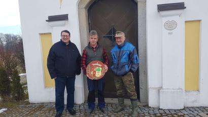 Bild: Peter Garreis
Ein Holzdeckel schützt nun das über 300 Jahre alte Wappen des Pflegers von Treswitz in der Sebastianskapelle. Richard Reger (Mitte) fertigte ihn an. Pfarrer Udo Klösel (links) sowie Kapellenpfleger Hans-Josef Völkl freuten sich darüber.