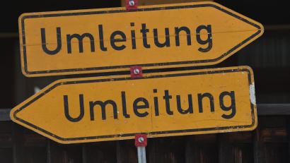 Symbolbild: Angelika Warmuth/dpa
Wegen Kanal- und Wasseranschlussarbeiten wird die Schwandorfer Straße in Ensdorf ab 22. April für längere Zeit gesperrt. Die Umleitung wird ausgeschildert.