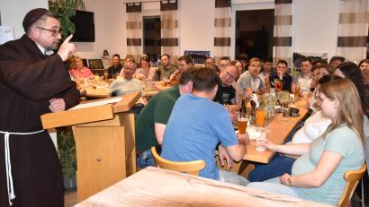 Bild: no
Die Rede von Bruder Barnabas (Andreas Royer) war der Höhepunkt beim Bockbierfest des SV Illschwang. Mit erhobenem Finger las er den Besuchern im voll besetzten Sportheim die Leviten.