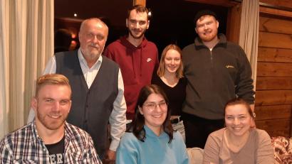 Bild: oe
Ammerthal freut sich auf das Austauschprogramm 2025, allen voran Bürgermeister Anton Peter (Zweite Reihe, links), daneben Jugendleiterin Nadine Weiß, hinten Jugendleiter Fabian Rähr sowie (vorne links) Stefan Knorr, Jugendbeauftragter der Gemeinde Ammerthal.