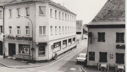 Bild: Archiv Sepp Strobl
Nach dem Sigler-Haus (1922 bis 1928), dem Weinberger-Haus (1928 bis 1948) und dem Gebäude in der Georg-Schiffer-Straße 4 (1948 bis 1954) war das Stauber-Anwesen, Hauptstraße 57, das vierte Domizil der Sparkasse in Hirschau. Am 16. Oktober 1854 wurde das Gebäude von Geistlichem Rat Friedrich Zeitler eingeweiht.