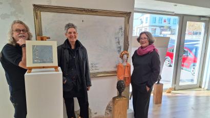 Bild: bl
Wolfang Bauer, Marlene Thimet und Gerti Urban (von links) zeigen im Ausstellungsraum "Immer wenn die Sirene geht", was an künstlerischem Potenzial in Nabburg steckt.