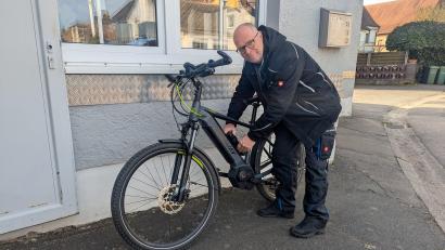 Bild: wrl
Nach der langen Standzeit über den Winter sollte man sein Rad einmal durchchecken - Fahrradhändler Robert Kostner weiß, worauf man achten muss.