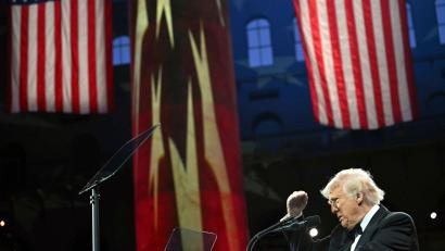 Bild: Uncredited/Pool/AP/dpa
US-Präsident Trump erhöht im Zollstreit den Druck gegen China - und lenkt gegenüber anderen Ländern ein.