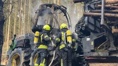 Bild: Polizeiinspektion Neunburg/exb
Der brennende Rückewagen wurde von Einsatzkräften der Feuerwehren gelöscht.