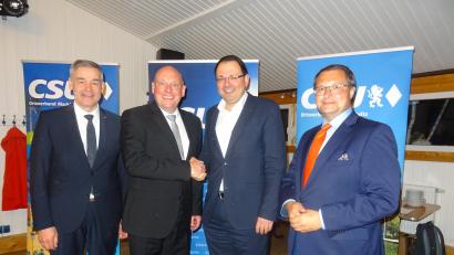 Bild: apr
Oliver Weigel (Zweiter von links) wurde wieder als Oberbürgermeisterkandidat nominiert. Zu den ersten Gratulanten gehörten Staatssekretär Martin Schöffel (Zweiter von rechts), Bundestagsabgeordneter Heino Hain (rechts) und Landrat Peter Berek.