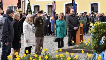 Bild: rgr
Grafenwöhrs Zweite Bürgermeisterin Anita Heßler und General Steven P. Carpenter legten gemeinsam Kränze nieder.
