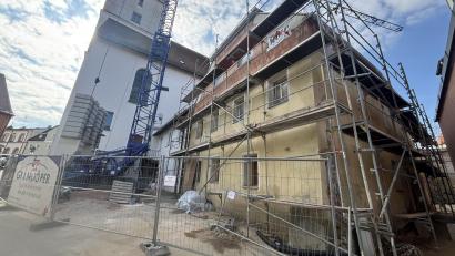 Bild: ge
Neben der evangelischen Christuskirche in Sulzbach-Rosenberg entstehen derzeit drei neue Wohnungen in der Pfarrgasse 14.