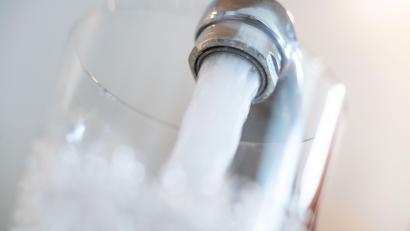 Symbolbild: Lino Mirgeler/dpa 
Die Bürger in Theisseil werden gebeten, ihr Wasser abzukochen.